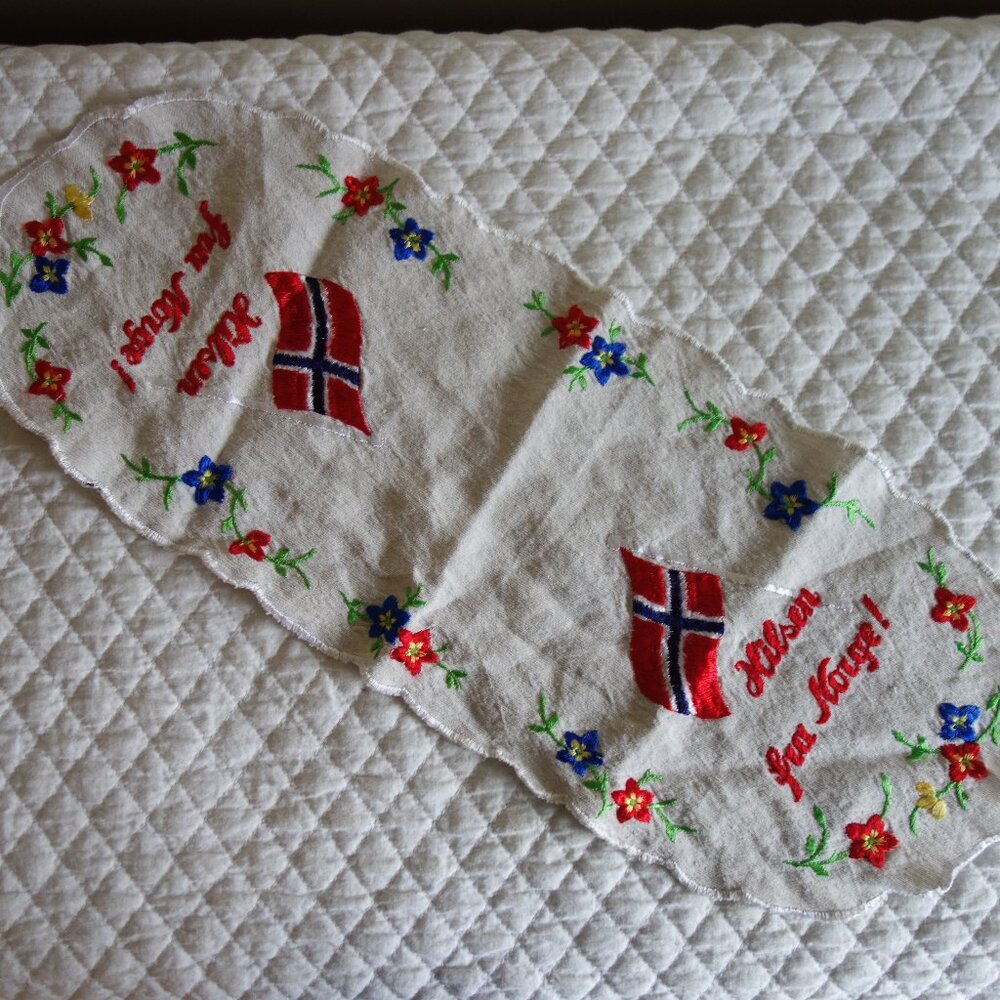 Vtg Hilsen fra Norge! Greetings from Norway mini table runner / doily 21x8 appro
